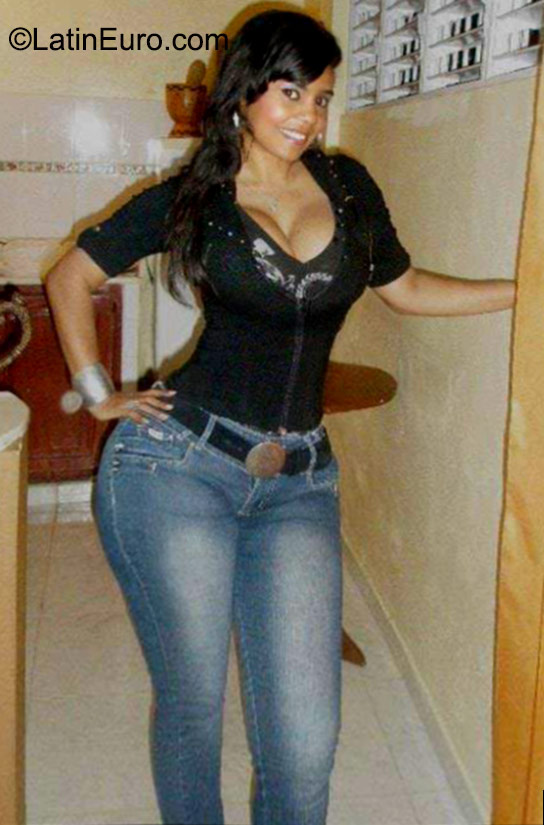Date this gorgeous Dominican Republic girl Elsa from Santiago DO23043