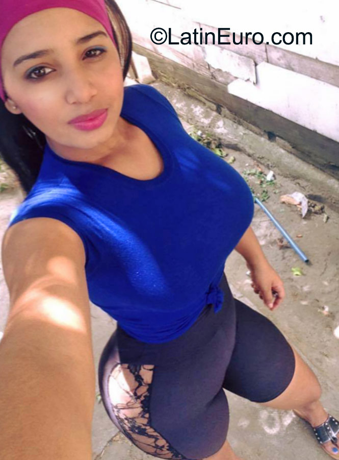 Date this exotic Dominican Republic girl Illeana from Santo Domingo DO23113