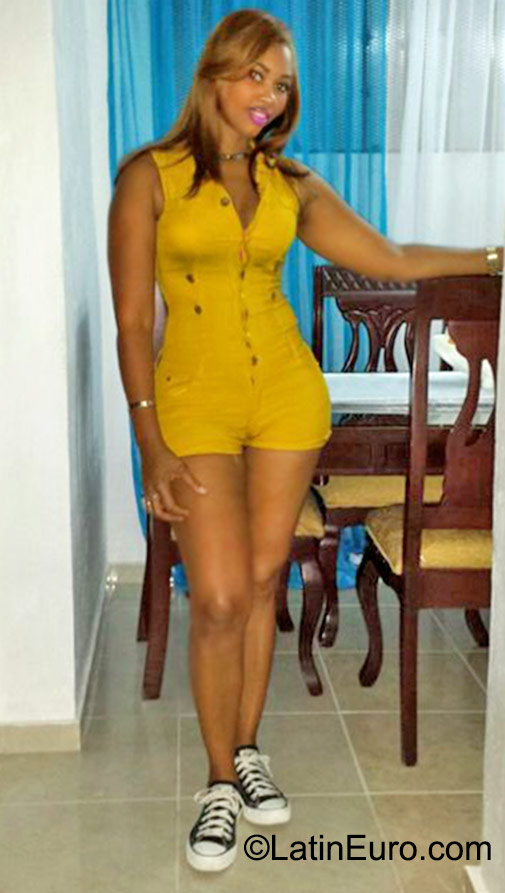 Date this foxy Dominican Republic girl Sonia from Santo Domingo DO23141