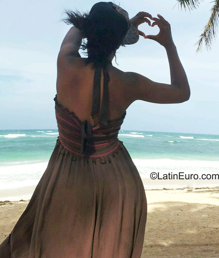 Date this charming Dominican Republic girl Rainia from Santo Domingo DO23188