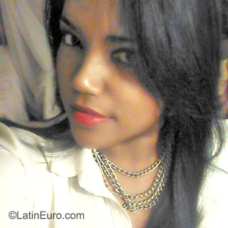 Date this happy Dominican Republic girl Dary from Santo Domingo DO23289