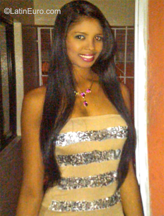 Date this sensual Dominican Republic girl Yamil from Santo Domingo DO23290