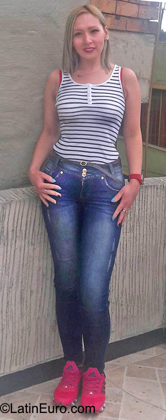 Date this nice looking Colombia girl Yolie from Bogota CO18067
