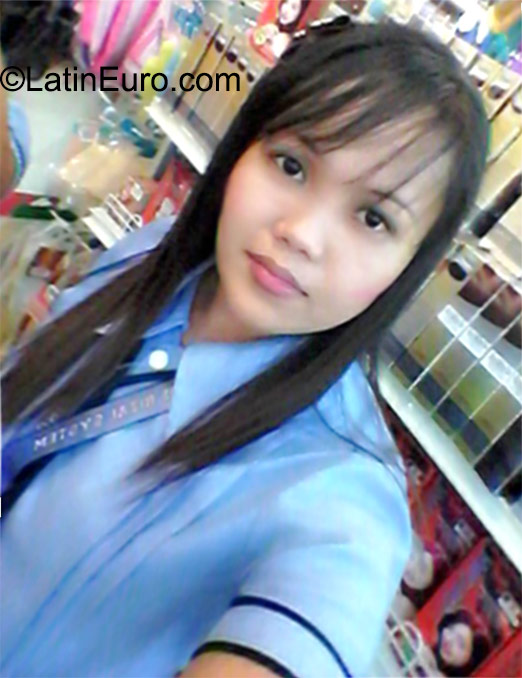 Date this happy Philippines girl Ailyn from Manila PH819