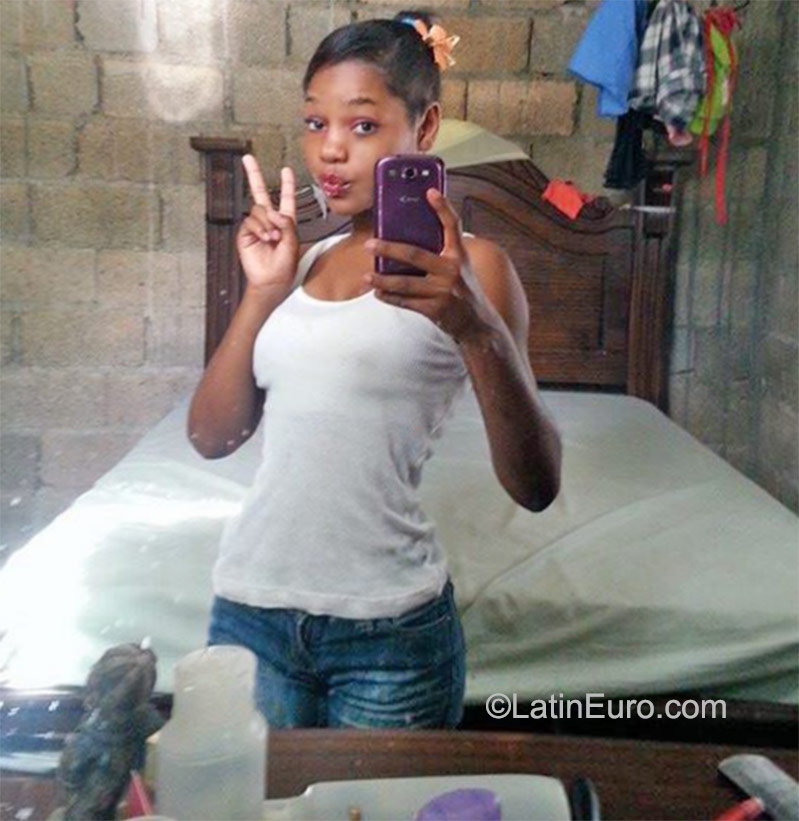 Date this foxy Dominican Republic girl Isabel from Santo Domingo DO23425