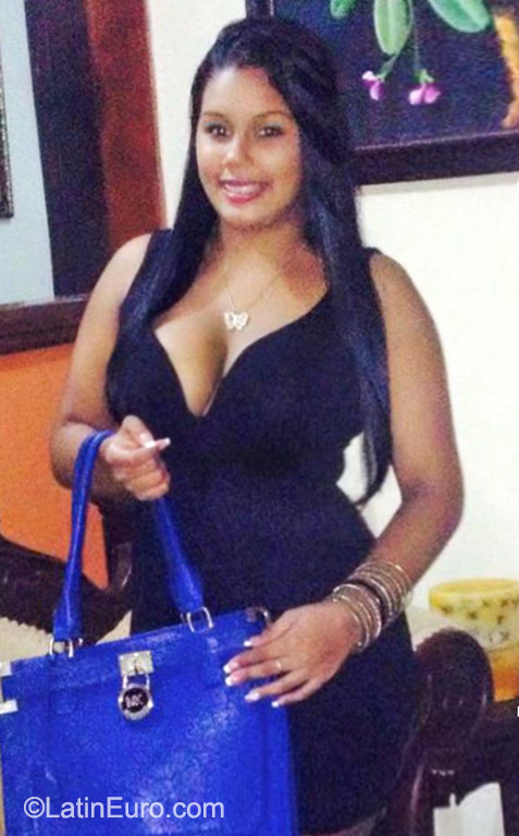 Date this stunning Dominican Republic girl Nikarinia from Dajabon DO23562