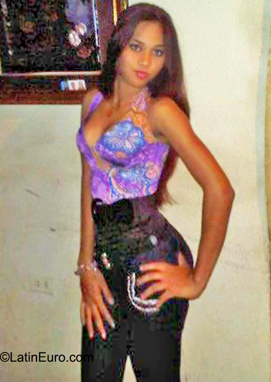 Date this pretty Dominican Republic girl Andrea from Santo Domingo DO23633