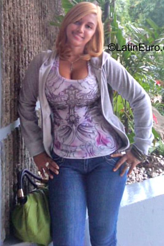 Date this pretty Dominican Republic girl Stephany from Santo Domingo DO23660