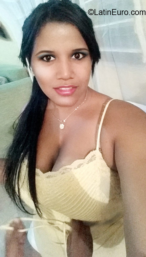 Date this good-looking Dominican Republic girl Heidie from Santiago DO23706