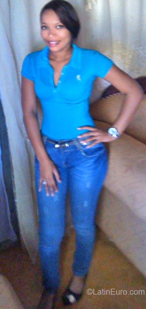 Date this young Dominican Republic girl Berenice from Santo Domingo DO23802