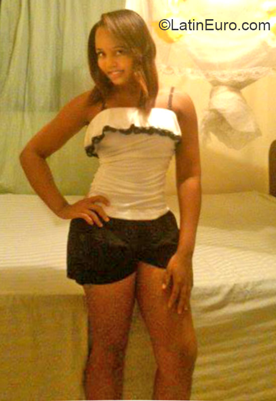 Date this lovely Dominican Republic girl Shenell from Santo Domingo DO25149