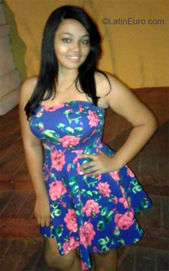 Date this foxy Dominican Republic girl Deyaniria from Azua DO23941