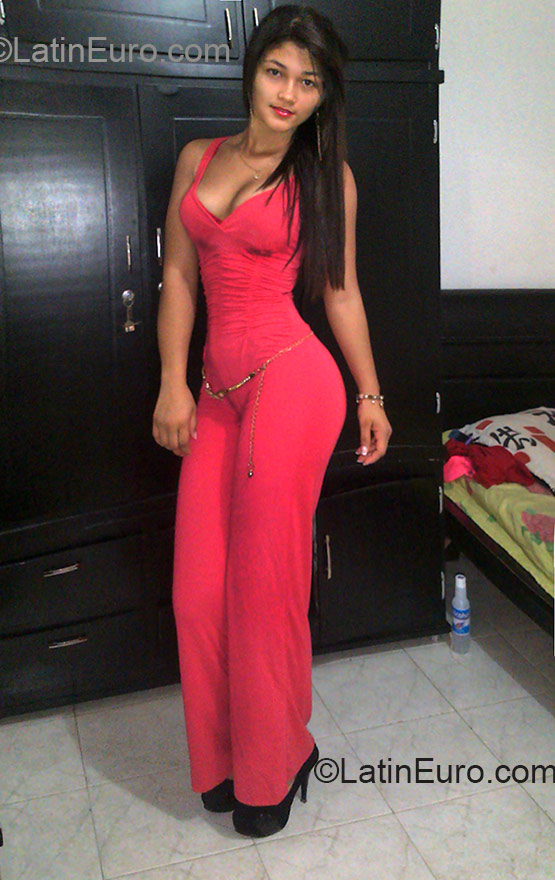 Date this nice looking Colombia girl Angelicia from Apartado CO18296