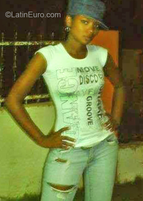 Date this attractive Dominican Republic girl Carimia from Santiago DO24031