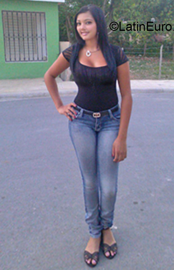 Date this tall Dominican Republic girl Darlen from Santo Domingo DO24076