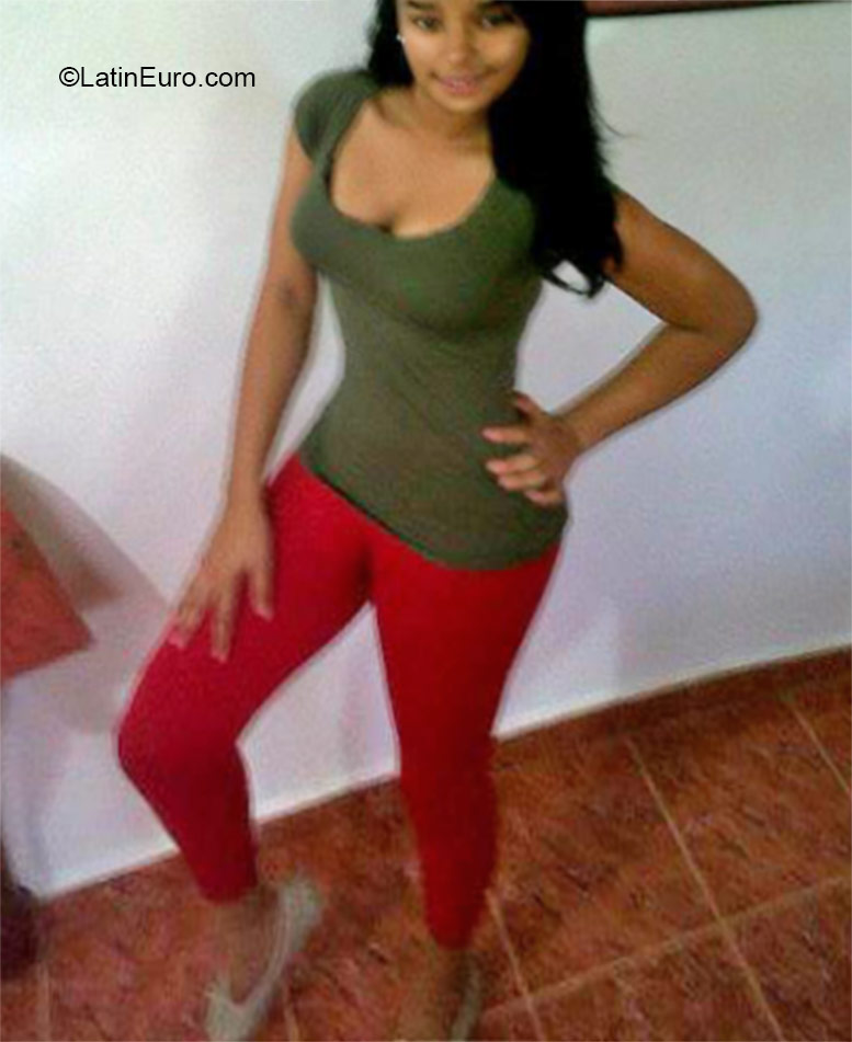 Date this lovely Dominican Republic girl Genesis from Santo Domingo DO24105