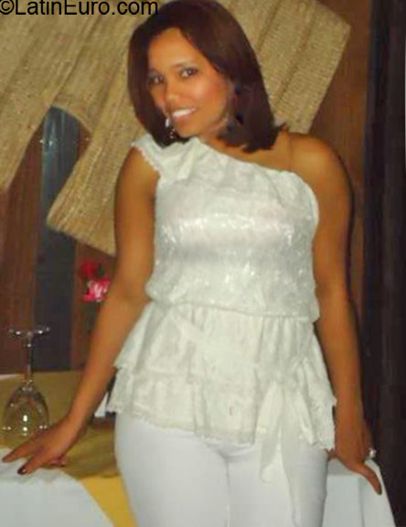 Date this attractive Dominican Republic girl Rudelanie from Santo Domingo DO24174