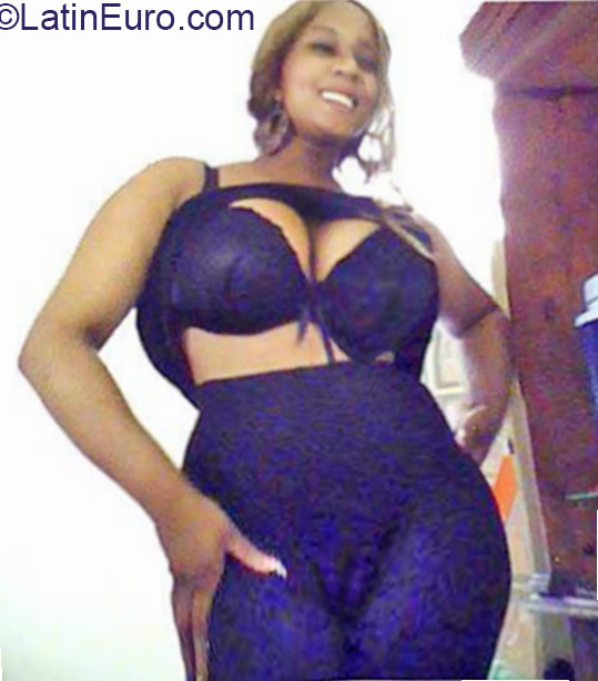 Date this sensual Jamaica girl Kemishaa from Kingston JM2232