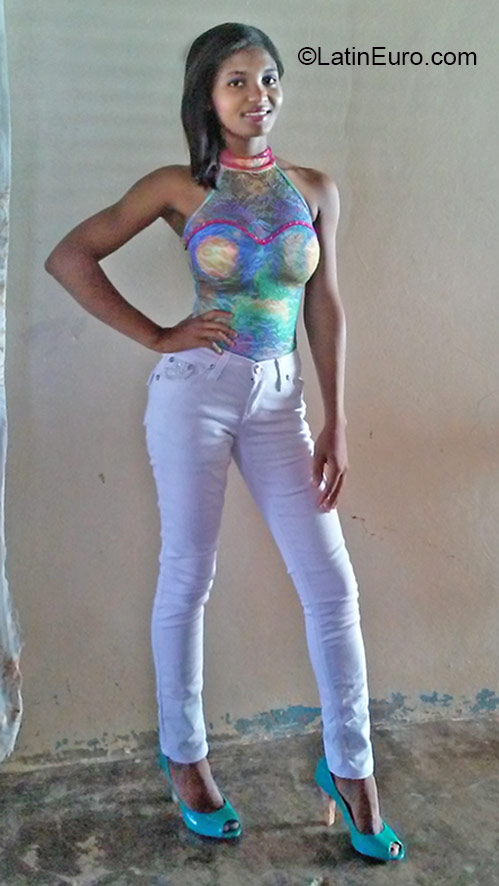 Date this gorgeous Dominican Republic girl Mariela from Santo Domingo DO24408