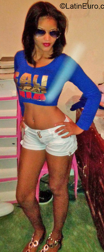 Date this voluptuous Dominican Republic girl Ana from Santo Domingo DO24421