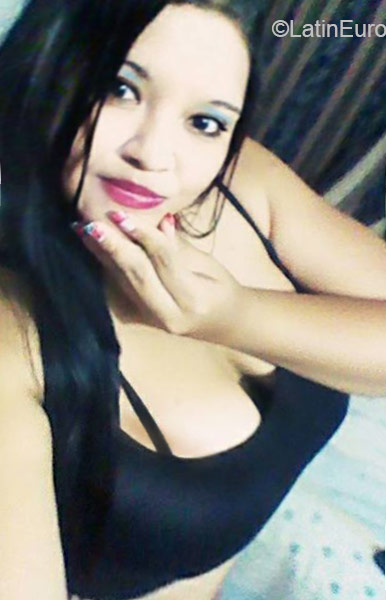 Date this charming Colombia girl Andrea from Cali CO18481