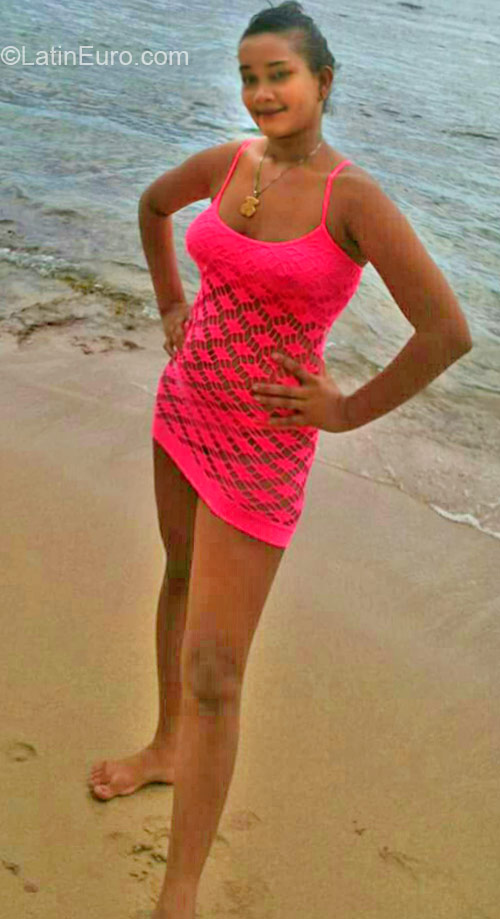 Date this lovely Dominican Republic girl Amarilis from Santo Domingo DO24454