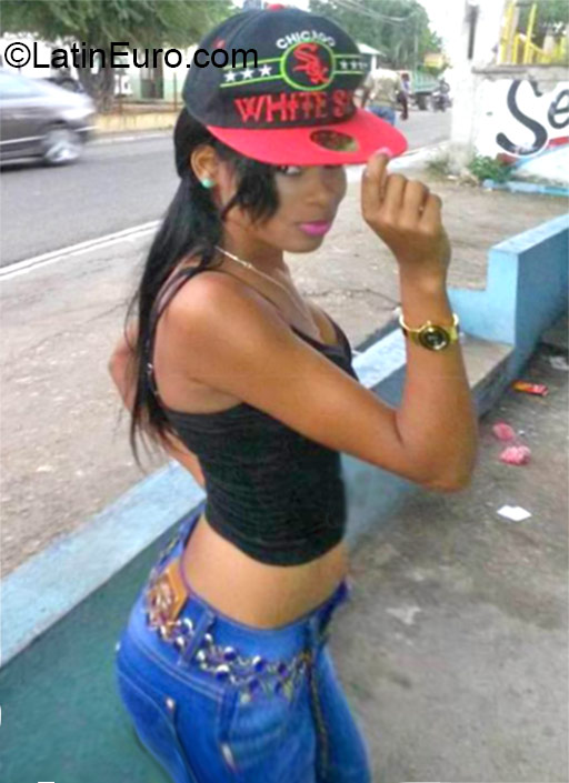 Date this happy Dominican Republic girl Maria isabel from Santo Domingo DO24480