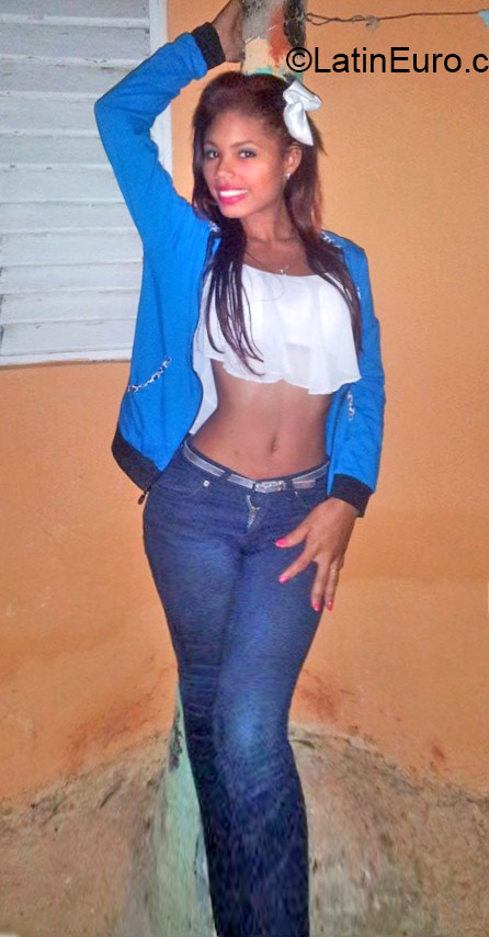 Date this foxy Dominican Republic girl Yoleni from Mao DO24504