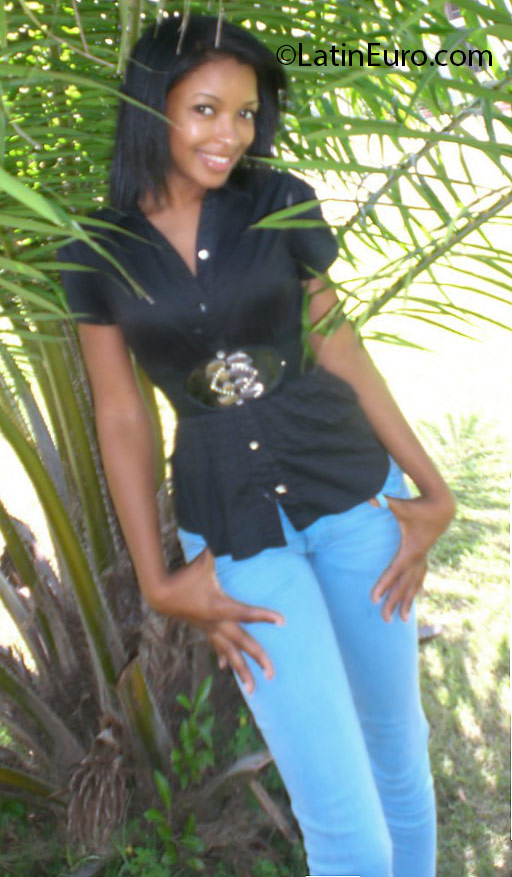 Date this funny Dominican Republic girl Esthefany from Santo Domingo DO24610