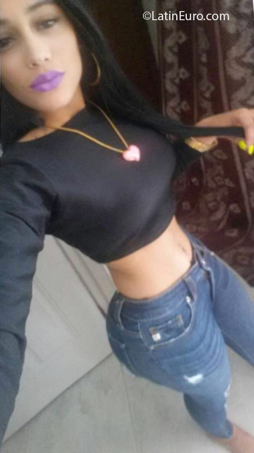 Date this nice looking Dominican Republic girl Cinthia from La Vega DO24614