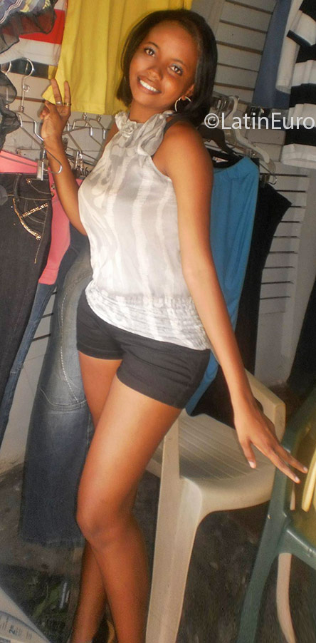 Date this funny Dominican Republic girl Estefany from Santo Domingo DO24667