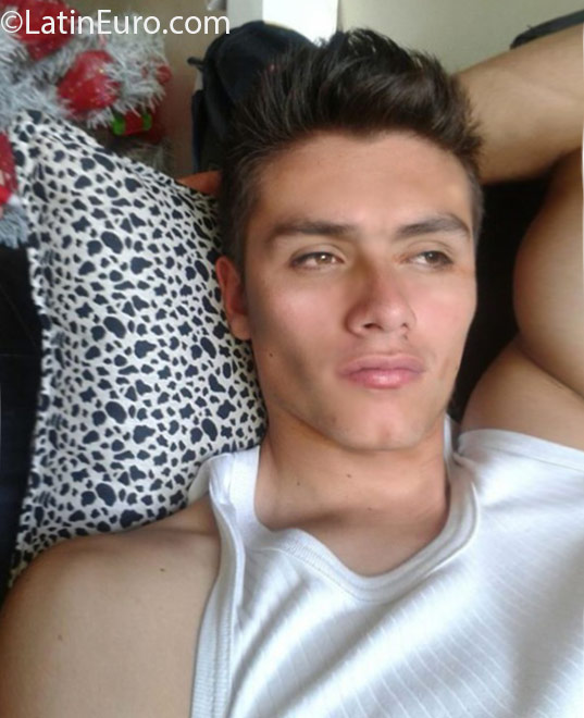 Date this attractive Colombia man Jonathan from Bogota CO18623