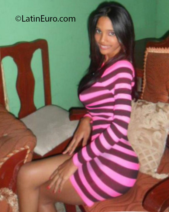 Date this athletic Dominican Republic girl Albenia from Santo Domingo DO24917