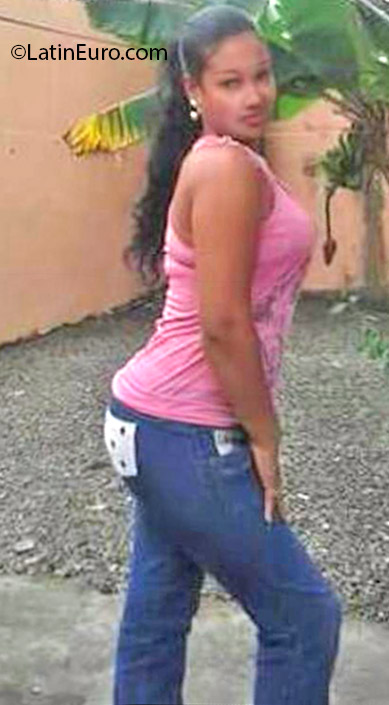 Date this foxy Dominican Republic girl Camen from Bonao DO24978