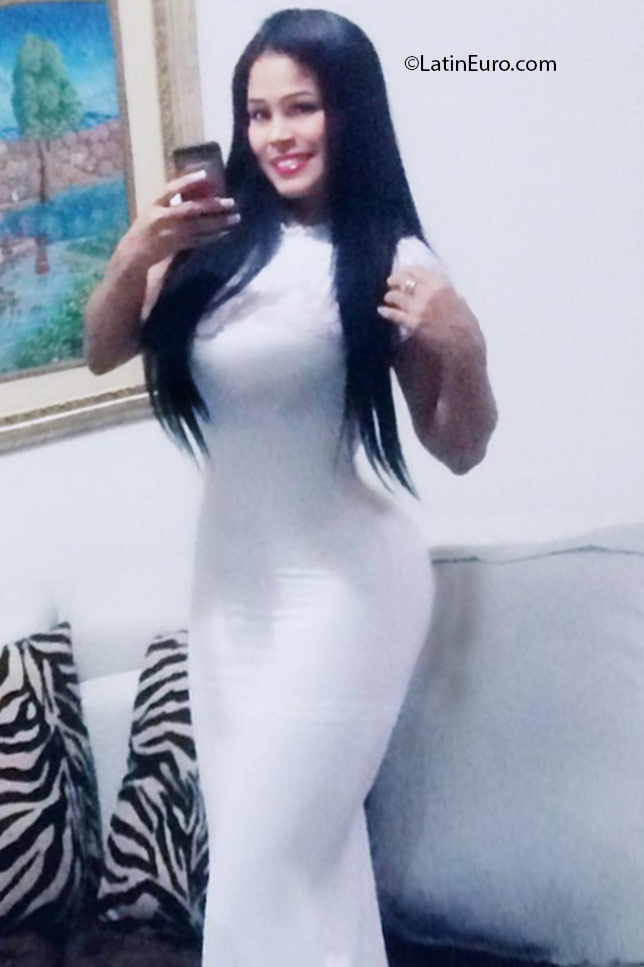 Date this exotic Colombia girl Paola from Cali CO18697
