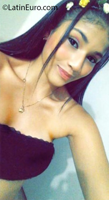 Date this foxy Colombia girl Tatiana from Cali CO18708