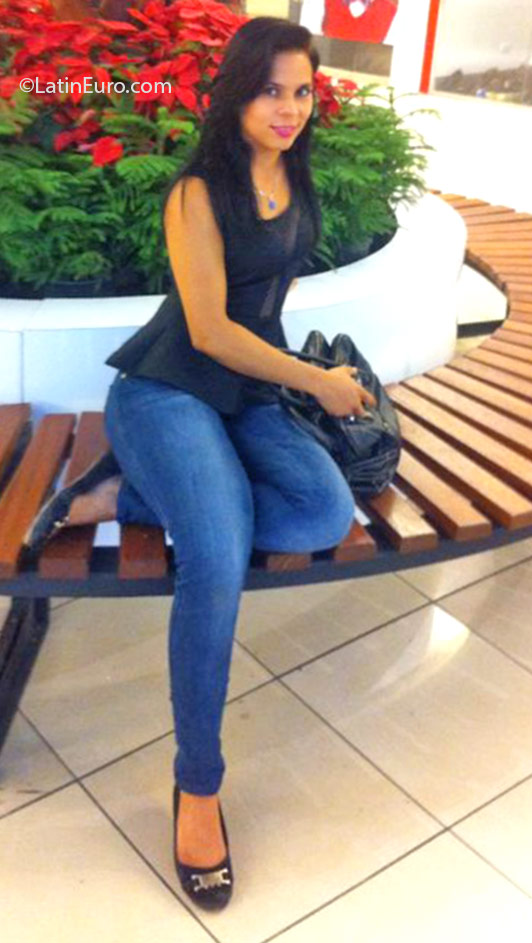 Date this athletic Dominican Republic girl Karina from Santo Domingo DO25132