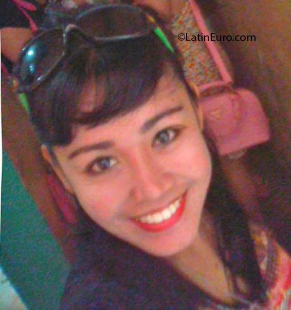 Date this happy Philippines girl Rosemarie from Quezon City PH884