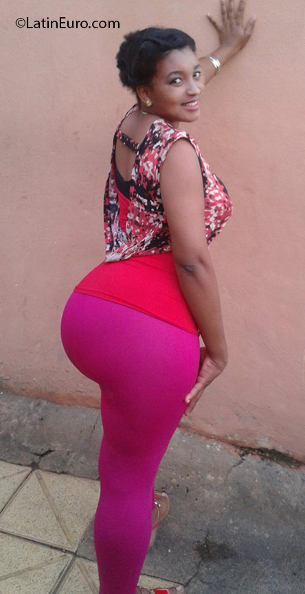Date this gorgeous Dominican Republic girl Esmayres from Santo Domingo DO30135