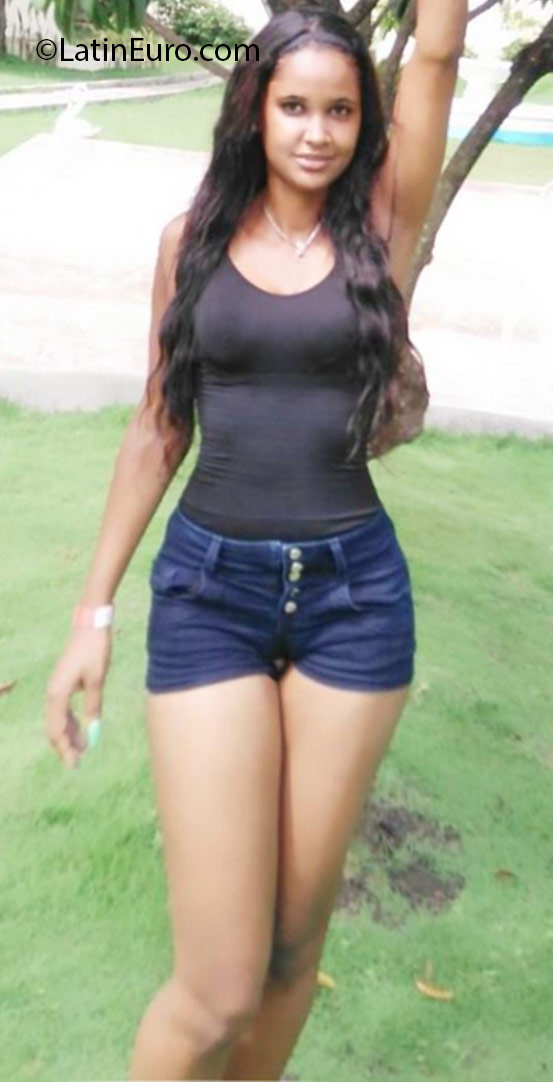 Date this tall Dominican Republic girl Nikaury from Santo Domingo DO25429