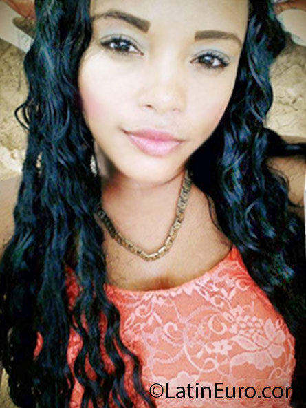 Date this sultry Dominican Republic girl Naikey from Santo Domingo DO25700