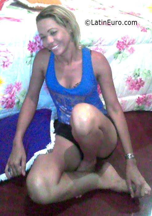 Date this nice looking Brazil girl Valquiria from Salvador BR9673