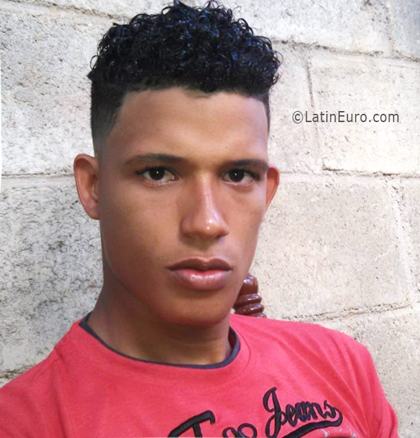 Date this foxy Dominican Republic man Alfonso from mao DO25925