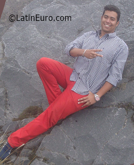 Date this beautiful Colombia man Julian from manizales CO19051