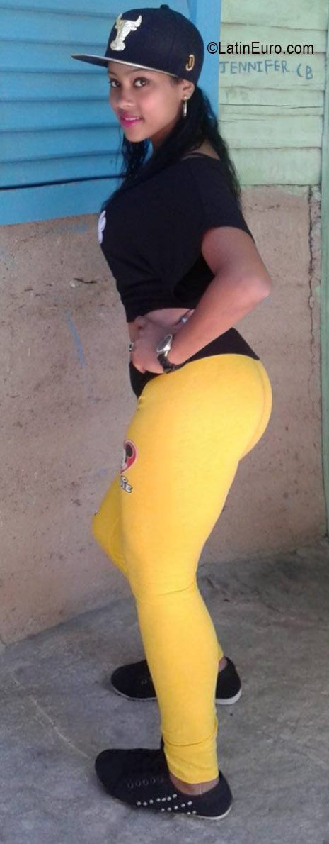 Date this funny Dominican Republic girl Yenkelie from Santiago DO26148