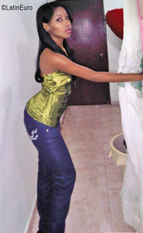 Date this attractive Dominican Republic girl Dileiny from Santo Domingo DO26283