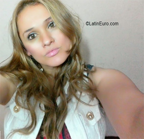 Date this good-looking Colombia girl Maluma from Medellin CO19275