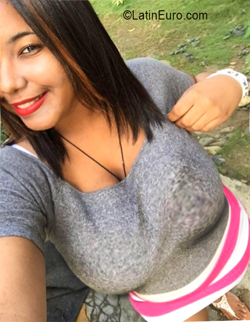 Date this charming Dominican Republic girl Ariedny from Santo Domingo DO26445