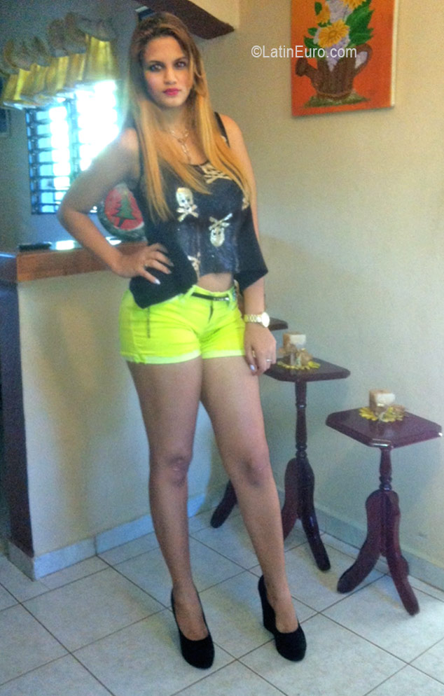 Date this athletic Dominican Republic girl Sandra from Santiago DO26530