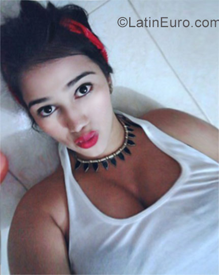 Date this nice looking Colombia girl Maria from Medellin CO19571